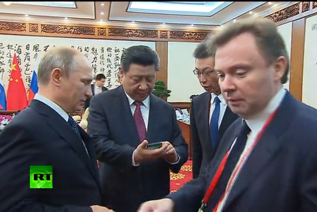 Tổng thống Nga Vladimir Putin đ&atilde; tặng Chủ tịch Trung Quốc Tập Cận B&igrave;nh chiếc điện thoại YotaPhone 2. Ảnh: RT