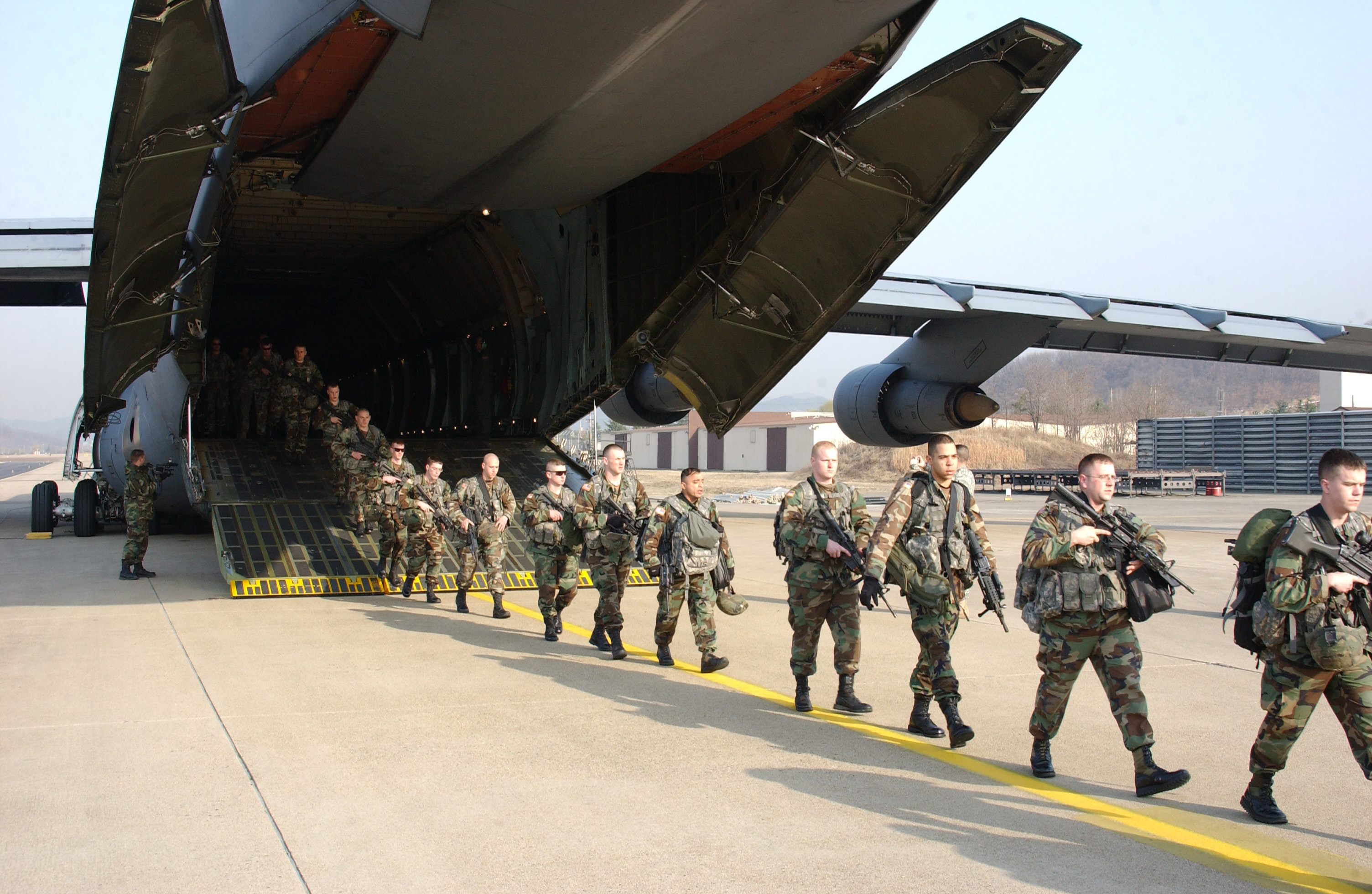 Qu&acirc;n đội Mỹ l&agrave; đội qu&acirc;n h&ugrave;ng mạnh nhất thế giới. Ảnh: Defense
