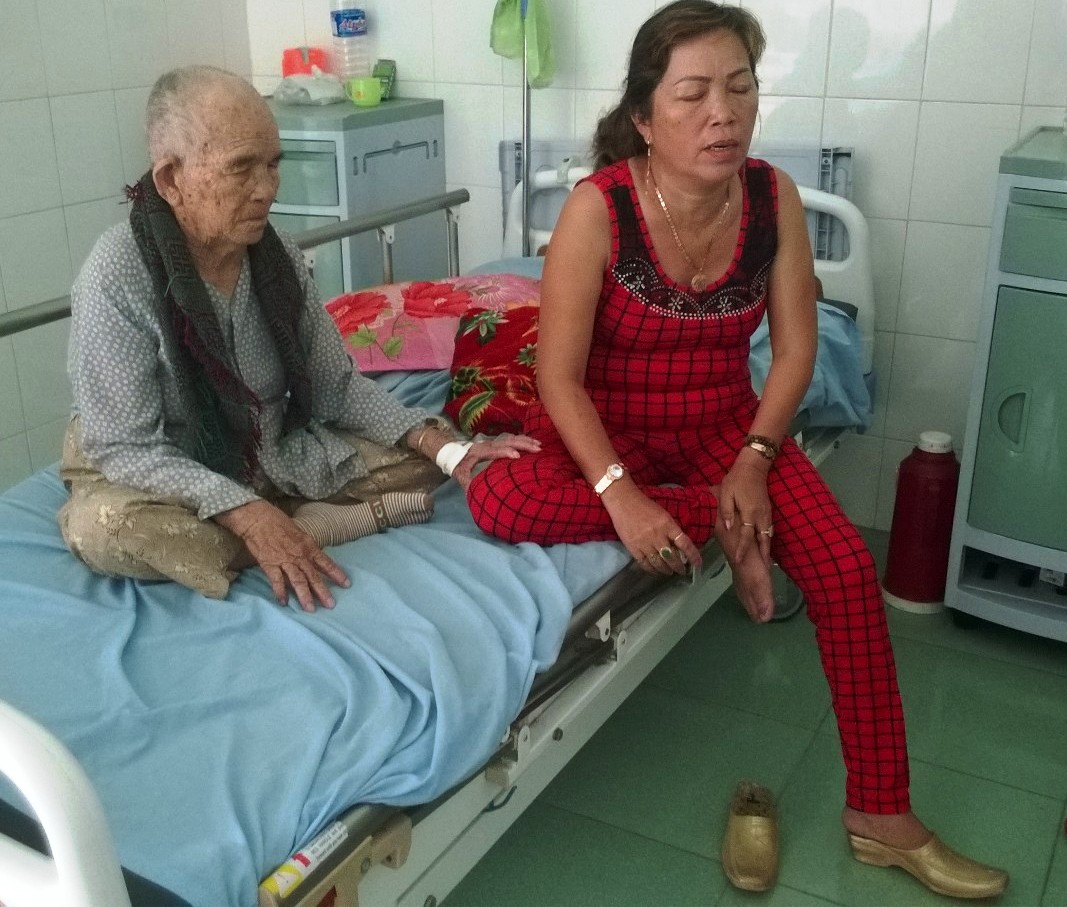 B&agrave; Rớt đang chăm s&oacute;c mẹ ở bệnh viện