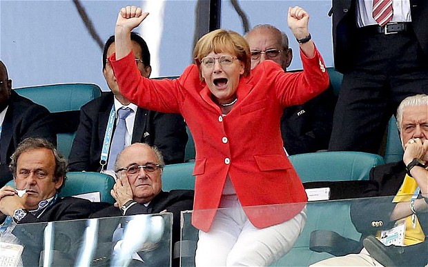 Thủ tướng Đức Angela Merkel xem đội tuyển nước nh&agrave; thi đấu World Cup 2014. Ảnh: REX