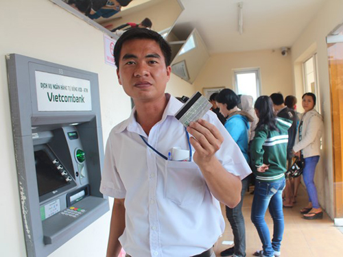 Nhiều công nhân lao đao vì cầm cố thẻ lương ATM. Ảnh minh họa, chụp tại KCN Biên Hòa 1