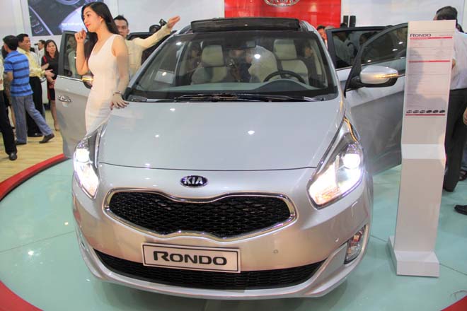 Crossover Rondo l&agrave; mẫu xe được mong chờ nhất. Mẫu xe chia l&agrave;m 3 phi&ecirc;n bản gồm: Rondo 1.7 Diesel AT (gi&aacute; 769 triệu đồng), Rondo 2.0 Gas AT (gi&aacute; 729 triệu đồng), Rondo 2.0 Gas Premium (gi&aacute; 828 triệu đồng).