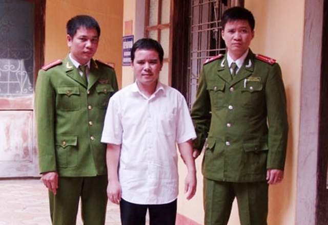 C&aacute;n bộ Văn ph&ograve;ng Ch&iacute;nh phủ dỏm L&ecirc; C&ocirc;ng Hợp bị cơ quan c&ocirc;ng an bắt giữ khi đang nhận qu&agrave; ở hội nghị