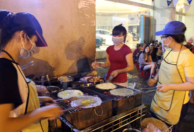 B&aacute;nh tr&aacute;ng được chế biến v&agrave; nướng ngay tại chỗ.