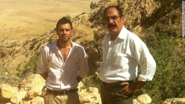&Ocirc;ng Qassim Shesho (phải) v&agrave; con trai Yassir Qassim Khalaf đang chiến đấu tại Iraq. Ảnh: CNN