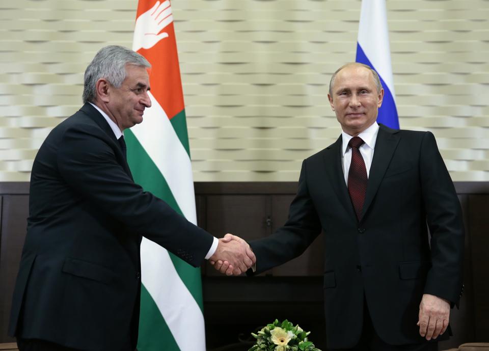 Tổng thống Nga Vladimir Putin (phải) v&agrave; l&atilde;nh đạo Abkhazia Raul Khadzhimba bắt tay hợp t&aacute;c tại cuộc gặp h&ocirc;m 24-11 ở Sochi. Ảnh: RIA Novosti
