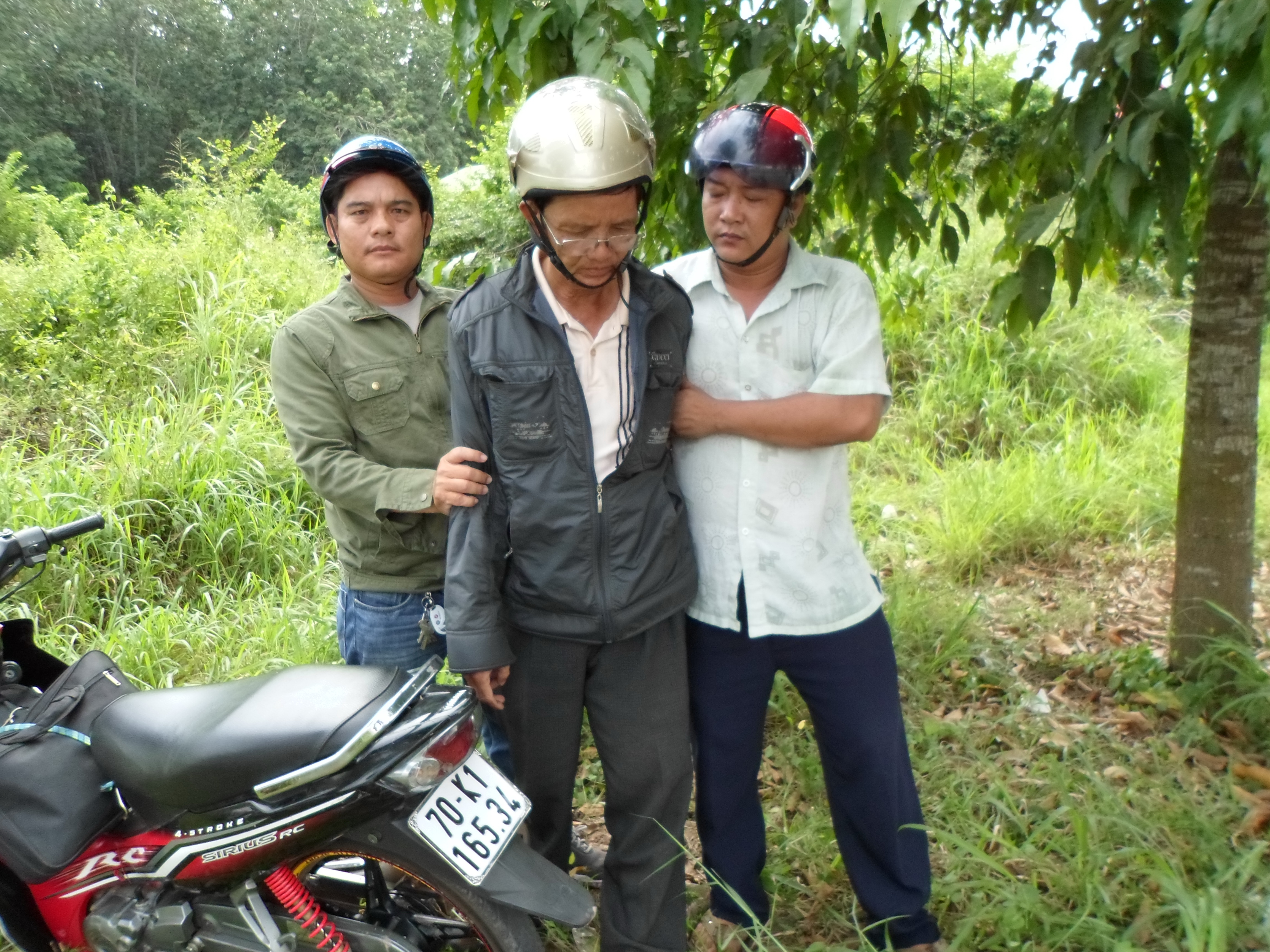 Đối tượng Đặng Anh Kiệt (giữa) bị &ldquo;hiệp sĩ&rdquo; Nguyễn Thanh Hải v&agrave; Nguyễn Nhựt T&acirc;n khống chế.