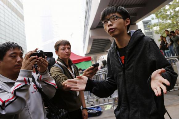 Thủ lĩnh phong trào sinh viên Hồng Kông Joshua Wong (phải). Ảnh: Reuters