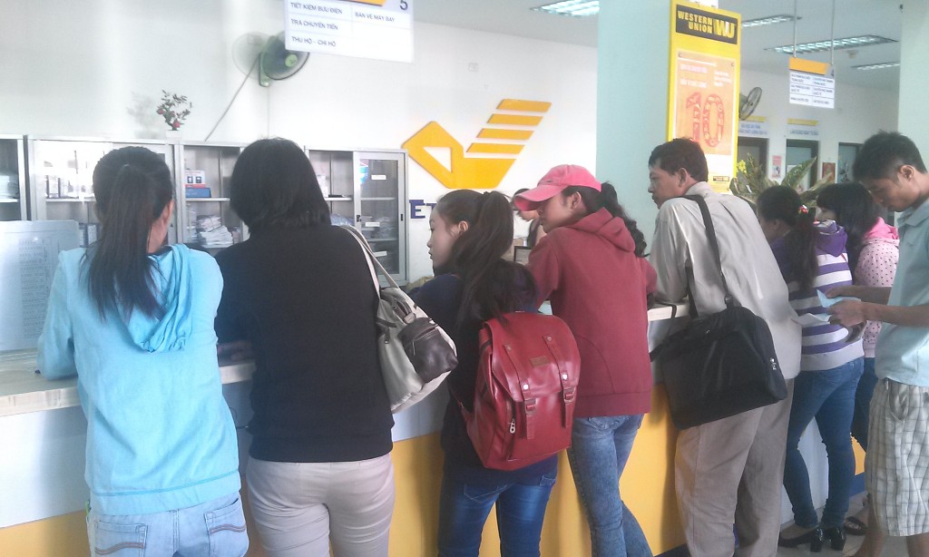 Hành khách mua vé tại Bưu điện Trung tâm quận Thủ Đức (quận Thủ Đức, TP HCM)