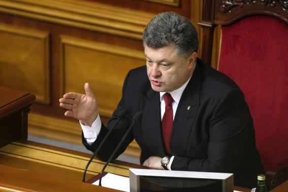 &Ocirc;ng Poroshenko tuy&ecirc;n bố giữ s&acirc;n bay Donetsk bằng mọi c&aacute;ch. Ảnh: Reuters