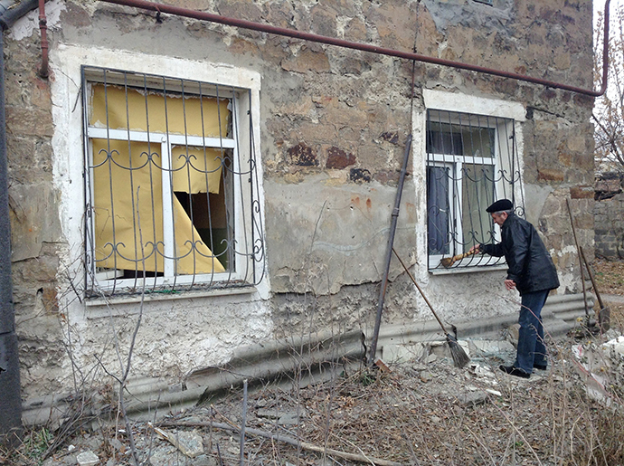 Vụ ph&aacute;o k&iacute;ch v&agrave;o huyện Azotny, Donetsk khiến một cậu b&eacute; 12 tuổi v&agrave; một phụ nữ 55 tuổi thiệt mạng cuối tuần qua. Ảnh: RIA Novosti