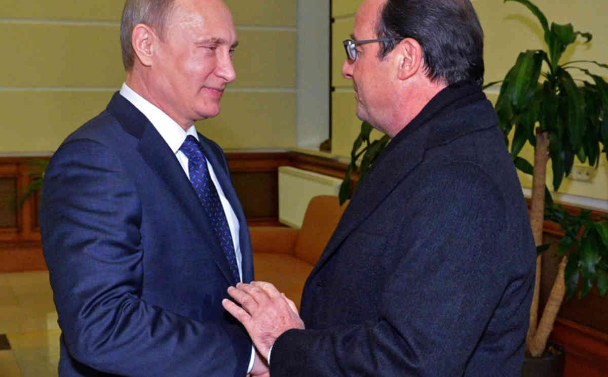 Tổng thống Ph&aacute;p Francois Hollande gặp &ocirc;ng Putin ng&agrave;y 6-12 tại Moscow. Ảnh: Sky News