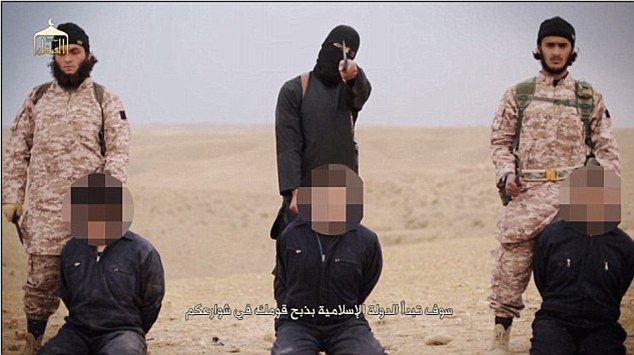 &ldquo;John th&aacute;nh chiến&rdquo; trong đoạn video chặt đầu 22 binh l&iacute;nh Syria. Ảnh: Daily Mail