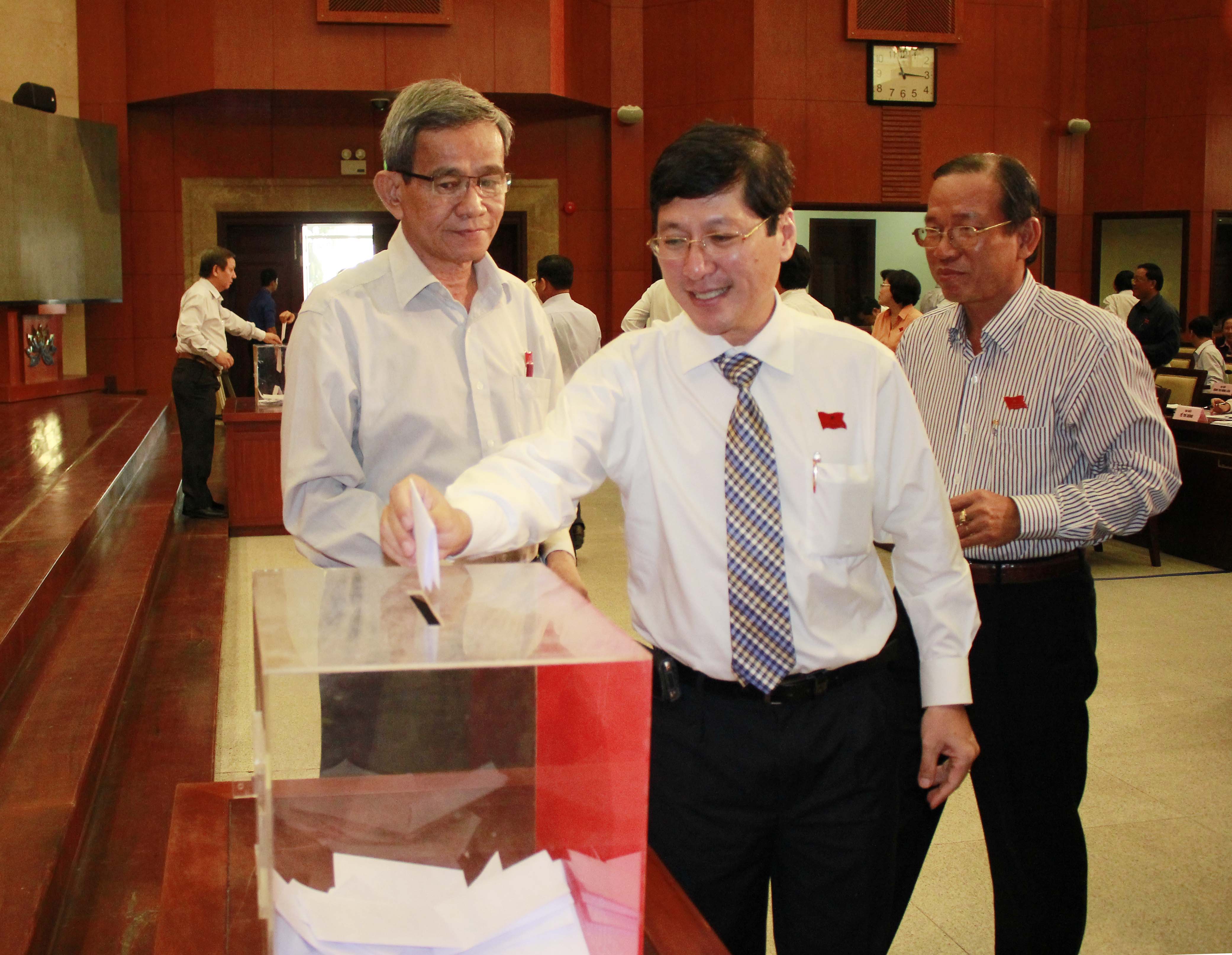 C&aacute;c đại biểu bỏ phiếu t&iacute;n nhiệm