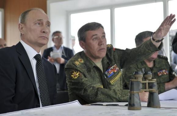 Tướng Valery Gerasimov (phải) c&ugrave;ng tổng thống Nga Putin theo d&otilde;i một cuộc tập trận của qu&acirc;n đội. Ảnh: RIA Novosti