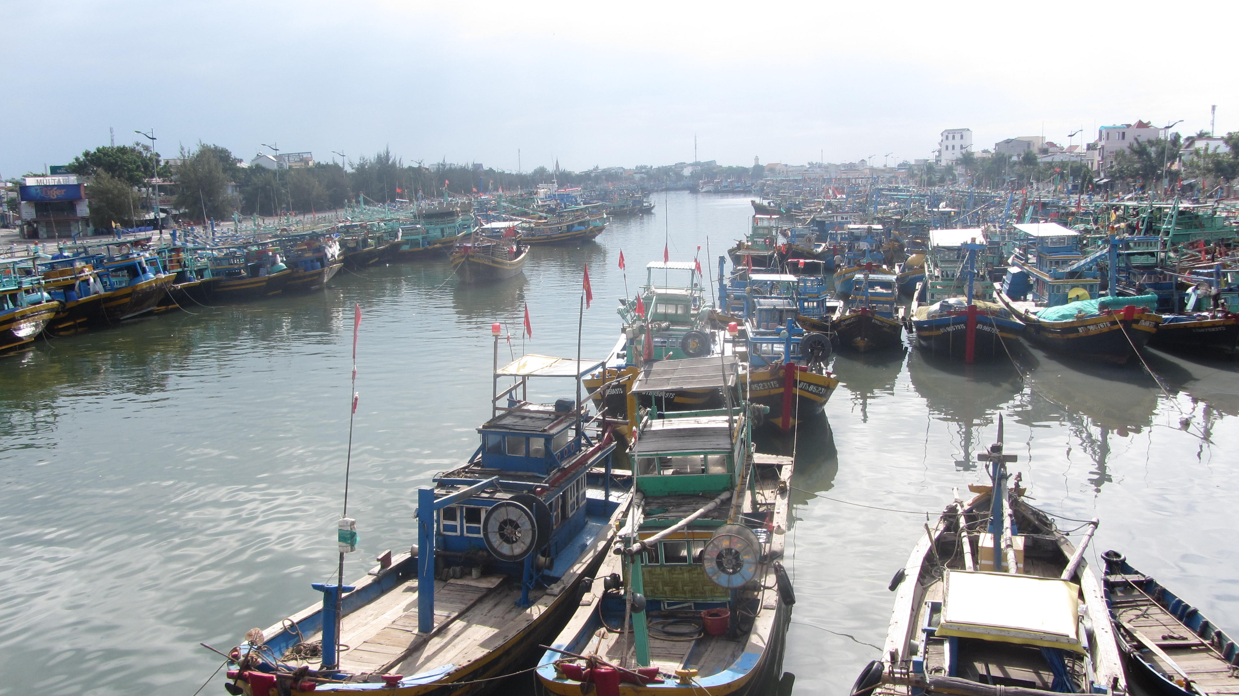 T&agrave;u thuyền về cảng Phan Thiết tr&aacute;nh b&atilde;o