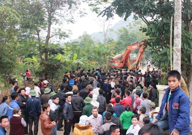 Người d&acirc;n k&eacute;o ra đường chặn kh&ocirc;ng cho m&aacute;y m&uacute;c v&agrave;o b&atilde;i r&aacute;c chiều ng&agrave;y 10-12