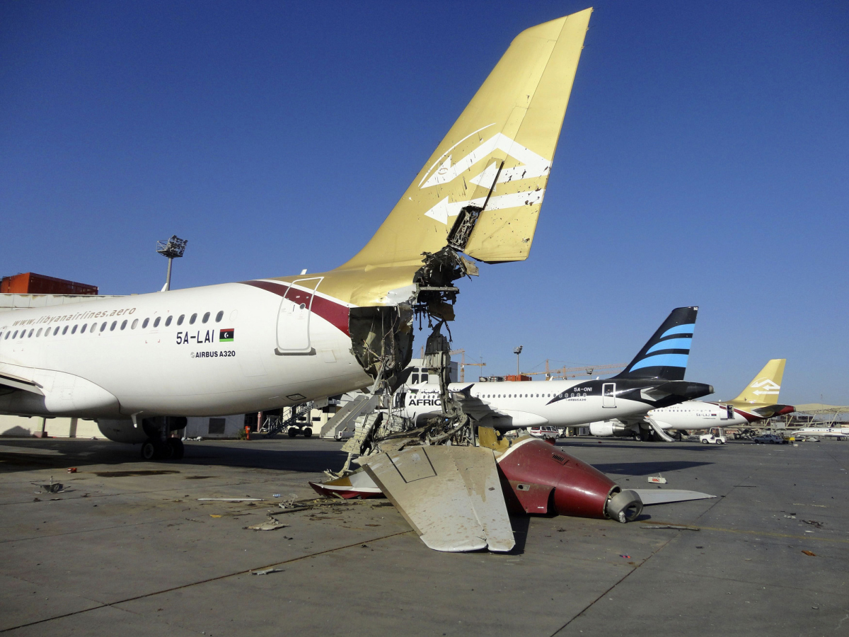 Một m&aacute;y bay bị ph&aacute; hủy ở s&acirc;n bay quốc tế Tripoli - Libya. Ảnh: Reuters