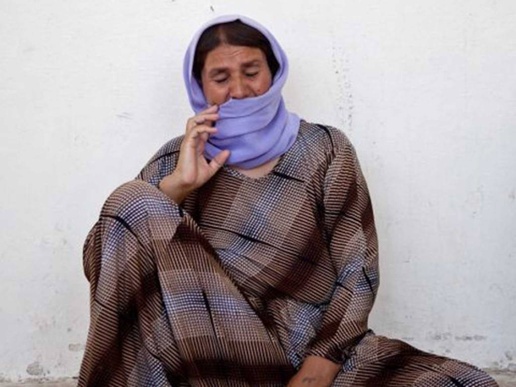 B&agrave; Khalinda Sharaf Ajour, người Yazidi, c&oacute; 2 con g&aacute;i bị IS bắt c&oacute;c. Ảnh: Washington Post
