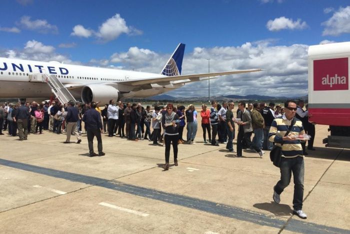 Hành khách chờ đợi tại sân bay Canberra. Ảnh: Twitter