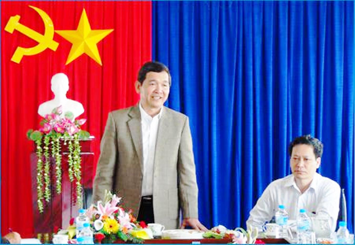  &Ocirc;ng L&ecirc; Thanh Phương (đầu ti&ecirc;n b&ecirc;n phải), Gi&aacute;m đốc Sở TT-TT Ph&uacute; Y&ecirc;n đang bị đề nghị kỷ luật nghi&ecirc;m minh về đảng v&agrave; ph&aacute;p luật do nhiều sai phạm về t&agrave;i ch&iacute;nh