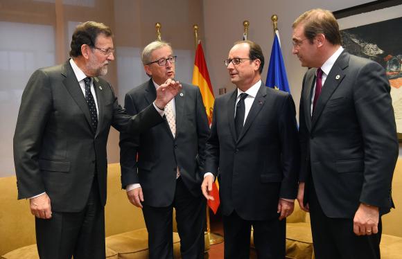Từ tr&aacute;i qua: Thủ tướng T&acirc;y Ban Nha Mariano Rajoy Brey, Chủ tịch Ủy ban ch&acirc;u &Acirc;u Jean-Claude Juncker, Tổng thống Ph&aacute;p Francois Hollande v&agrave; Thủ tướng Bồ Đ&agrave;o Nha Pedro Passos Coelho gặp nhau tại hội nghị c&aacute;c th&agrave;nh vi&ecirc;n EU ng&agrave;y 18-12. Ảnh: Reuters
