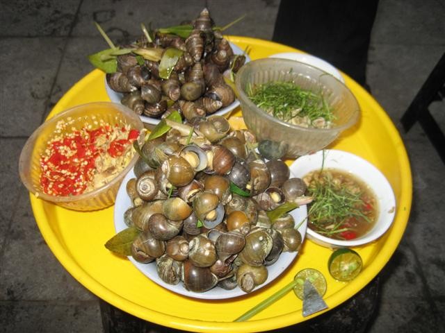 Ốc luộc, m&oacute;n kho&aacute;i khẩu của người H&agrave; Nội mỗi khi đ&ocirc;ng về