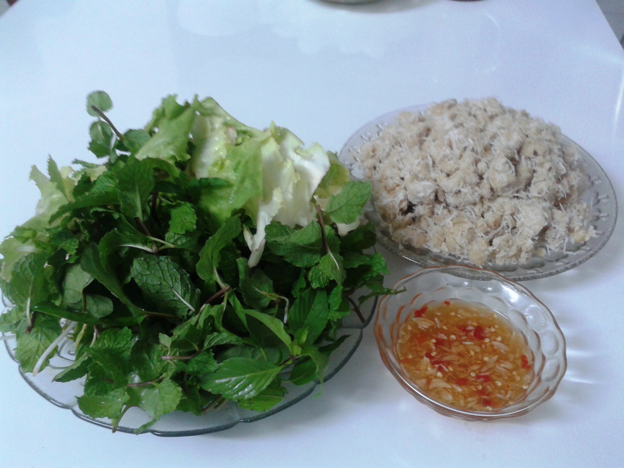 Chuối quết dừa phải ăn với rau sống v&agrave; nước mắm chua ngọt mới ngon
