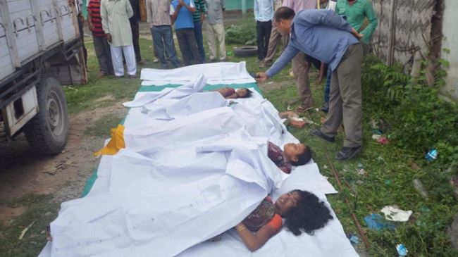 Thi thể các nạn nhân bị thảm sát ở bang Assam. Ảnh: Press TV