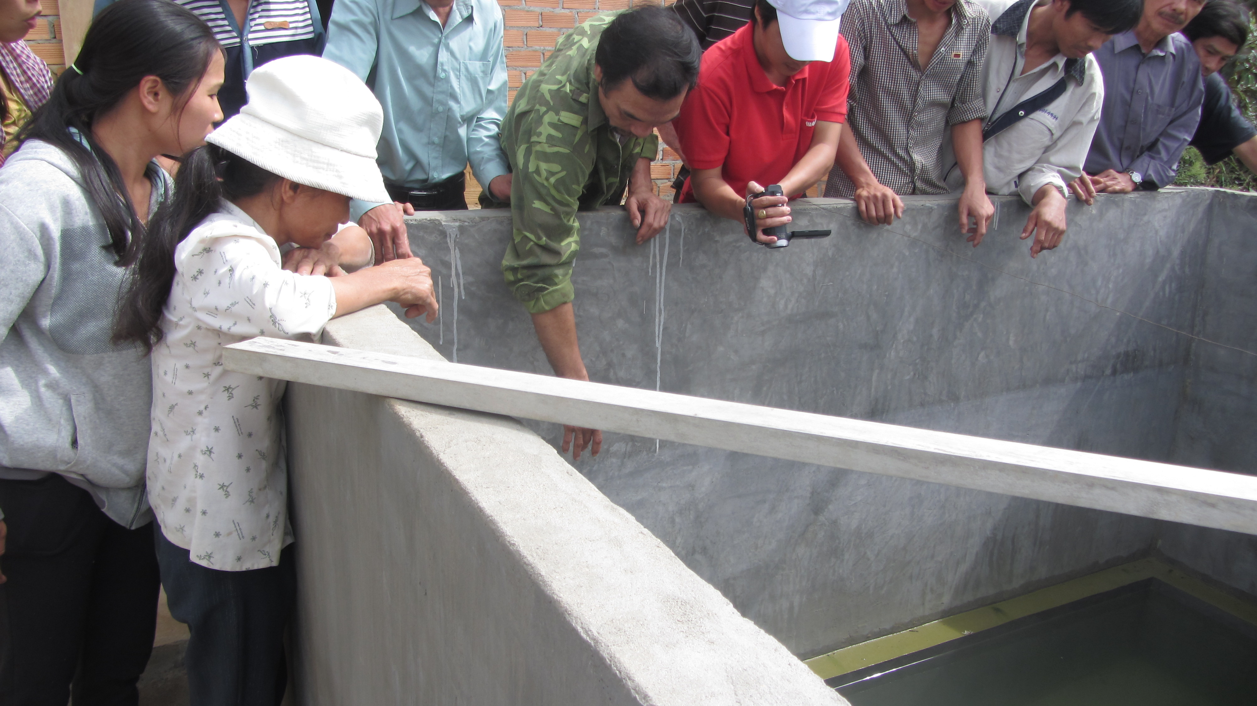 Bể nước cao khoảng 2 m, mực nước khoảng 1,4 m trong khi 2 em cao khoảng 1,2 m