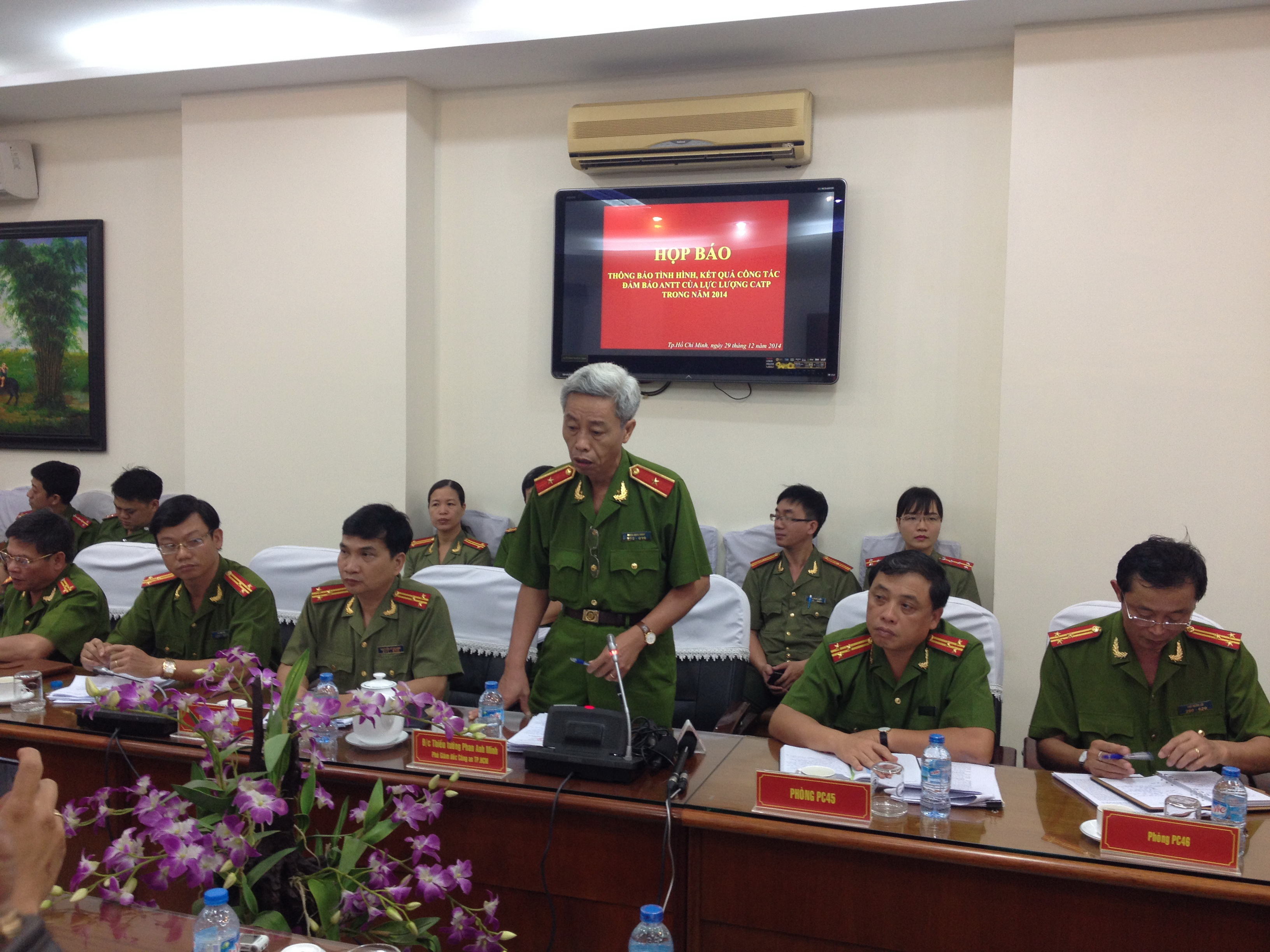 Thiếu tướng Phan Anh Minh (đứng) cho biết trong năm 2015 sẽ đ&aacute;nh mạnh tội phạm trộm cắp