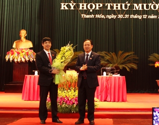 Ông Nguyễn Đình Xứng (bìa trái) - tân Chủ tịch tỉnh Thanh Hóa có phiếu tín nhiệm cao nhiều nhất