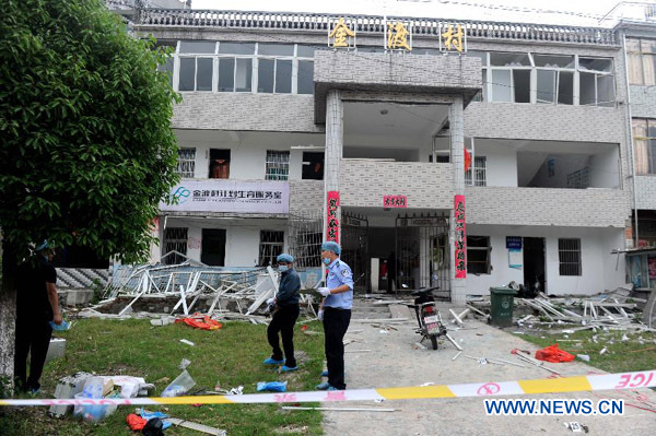 Trung Quốc: Ôm bom lao vào cuộc họp ủy ban