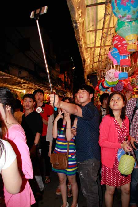 Muôn vàn các kiểu “tự sướng” tại phố lồng đèn