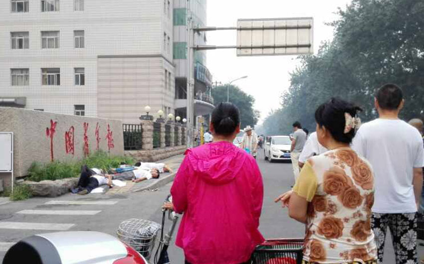 Người d&acirc;n hiếu kỳ trước cảnh tượng lạ l&ugrave;ng