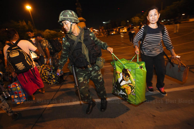 Người biểu tình thuộc phong trào PDRC được binh lính giúp đỡ trở về nhà. Ảnh: Bangkok Post