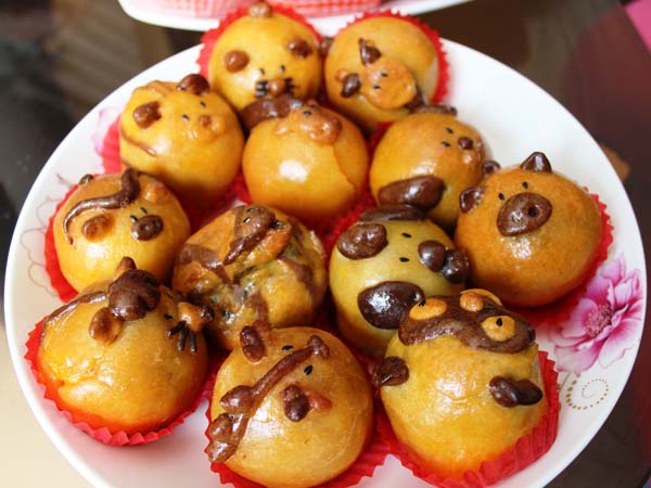 B&aacute;nh trung thu h&igrave;nh 12 con gi&aacute;p, lần lượt: Chuột, tr&acirc;u, hổ, m&egrave;o, rồng, rắn, ngựa, d&ecirc;, khỉ, g&agrave;, ch&oacute;, heo. Gi&aacute; b&aacute;n mỗi c&aacute;i từ 20.000 - 40.000 đồng.