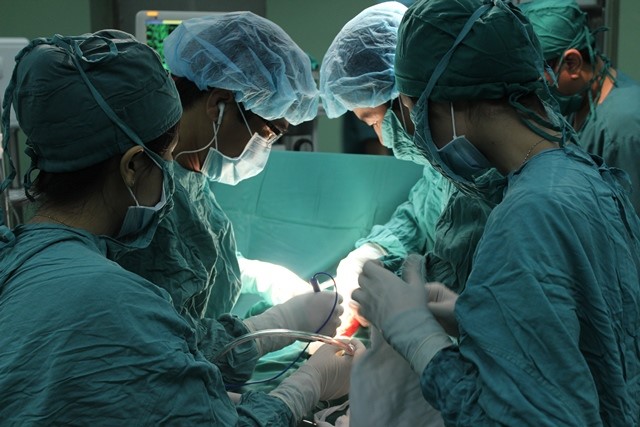 Cứu sống bé trai bị vỡ lách