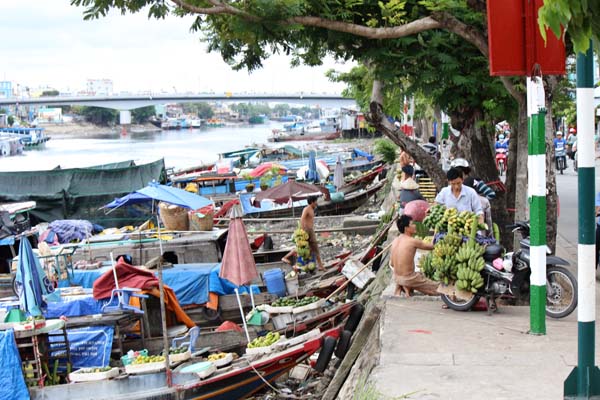Chợ nổi trái cây giữa Sài Gòn