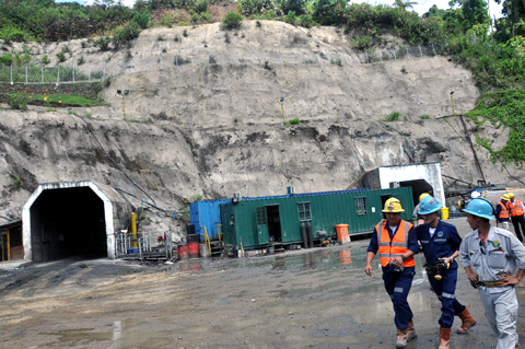 Hầm lo xuy&ecirc;n s&acirc;u v&agrave;o n&uacute;i tại mỏ v&agrave;ng Đắk Sa d&agrave;i hơn 4 km.