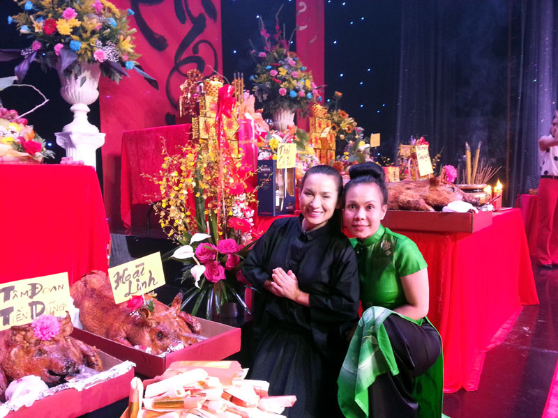Việt Hương v&agrave; ca sĩ Phi Nhung