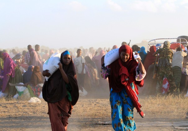 Phụ nữ Somalia nhận đồ ăn gần một thị trấn phía bắc thủ đô Mogadishu tháng 12-2013. Ảnh: Reuters