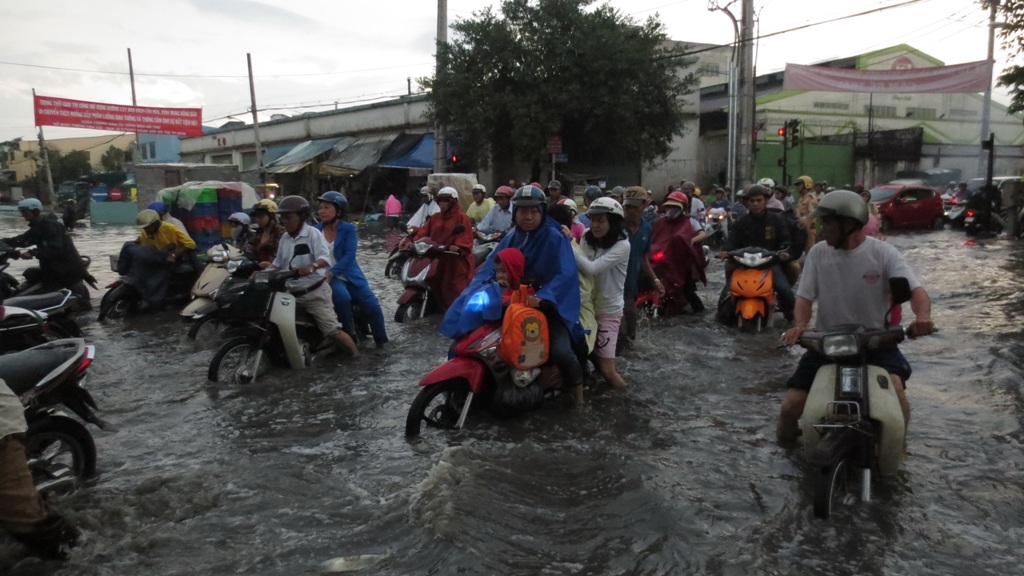 Ngập s&acirc;u ở ng&atilde; tư T&acirc;n H&oacute;a - Đặng Nguy&ecirc;n Cẩn