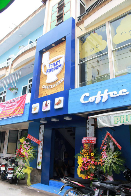 Qu&aacute;n Toilet Kingdom Coffee and Food c&oacute; kh&ocirc;ng gian kh&aacute; nhỏ tr&ecirc;n đường D2, quận B&igrave;nh Thạnh, TP HCM