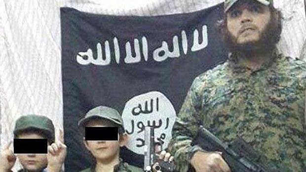 Ông ngoại cậu bé cầm thủ cấp lính Syria bị sốc