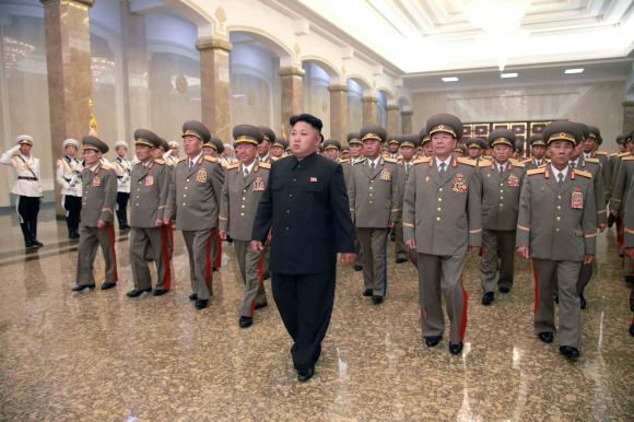 Kim Jong-un khập khiễng trong lễ tưởng niệm ông nội