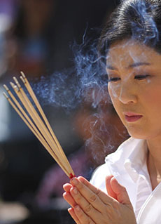 Bà Yingluck lễ chùa tại Chiang Mai ngày 28-2. Ảnh: Bangkok Post