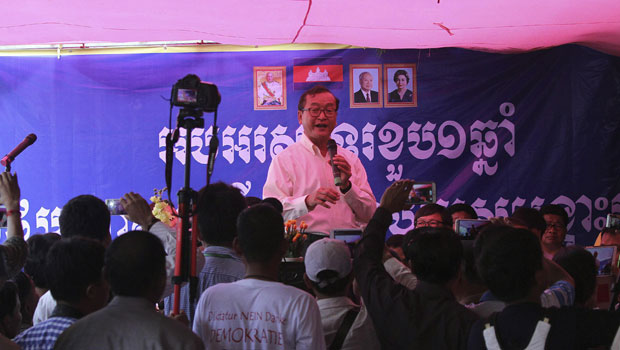 &Ocirc;ng Sam Rainsy đang đối mặt với c&aacute;o buộc ph&aacute;p l&yacute; v&igrave; x&uacute;c phạm quốc vương Campuchia. Ảnh: Reuters