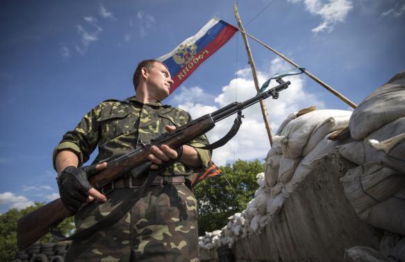 Một tay s&uacute;ng ly khai đứng g&aacute;c ở th&agrave;nh phố  Luhansk - Đ&ocirc;ng Ukraine h&ocirc;m 24-6. Ảnh: Reuters