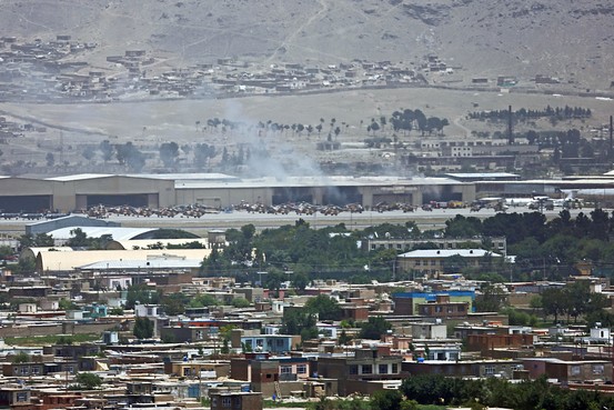 Kh&oacute;i bốc l&ecirc;n từ s&acirc;n bay Kabul, sua khi Taliban ph&oacute;ng 2 quả rốc k&eacute;t v&agrave;o địa điểm n&agrave;y h&ocirc;m 3-7. Ảnh: AP